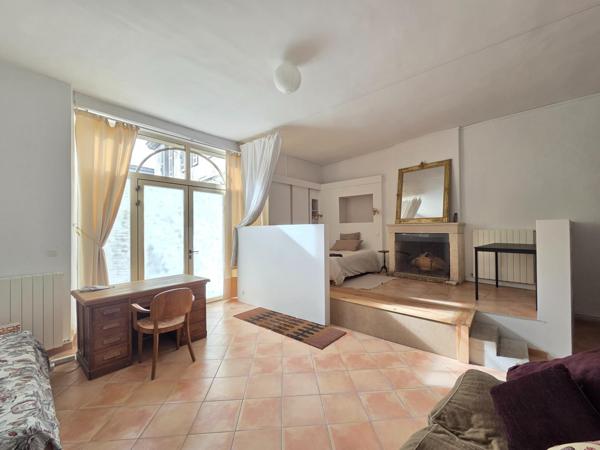 Immeuble à SAINT-JEAN-D'ANGELY, 17400 - 137m²