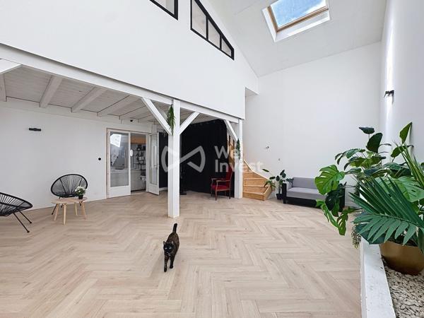 Maison de ville "coup de coeur" de 180 m2 avec garage de 145 m2.