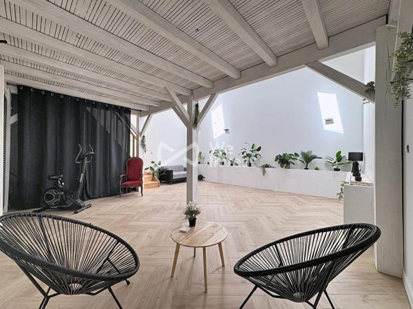 Maison de ville "coup de coeur" de 180 m2 avec garage de 145 m2.