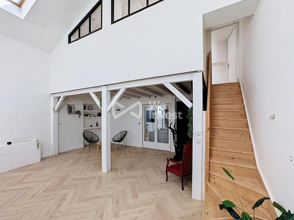 Maison de ville "coup de coeur" de 180 m2 avec garage de 145 m2.