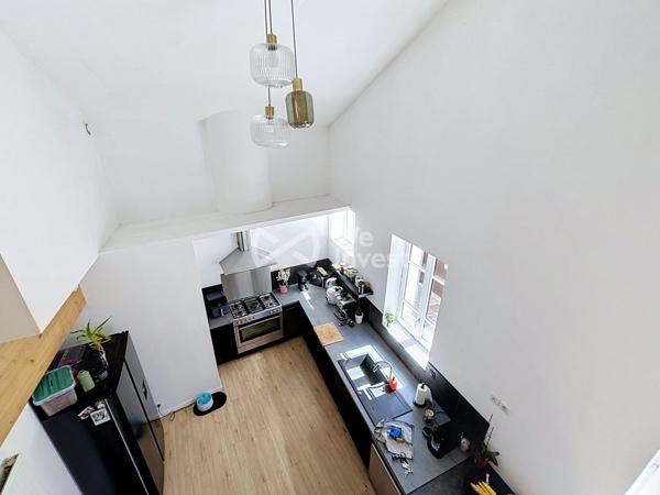 Maison de ville "coup de coeur" de 180 m2 avec garage de 145 m2.