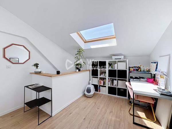 Maison de ville "coup de coeur" de 180 m2 avec garage de 145 m2.
