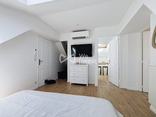 Maison de ville "coup de coeur" de 180 m2 avec garage de 145 m2.