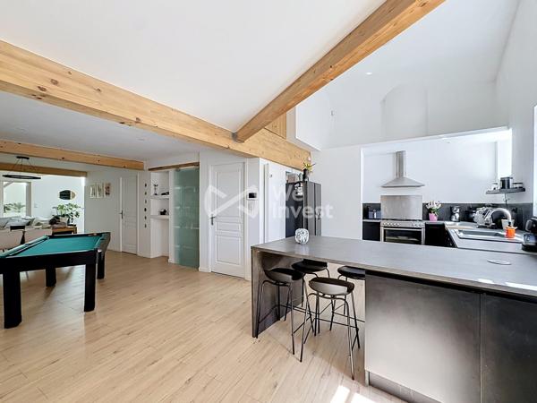 Maison de ville "coup de coeur" de 180 m2 avec garage de 145 m2.