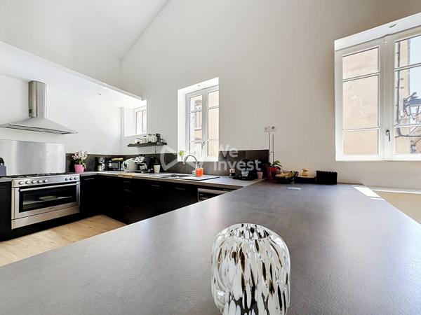 Maison de ville "coup de coeur" de 180 m2 avec garage de 145 m2.