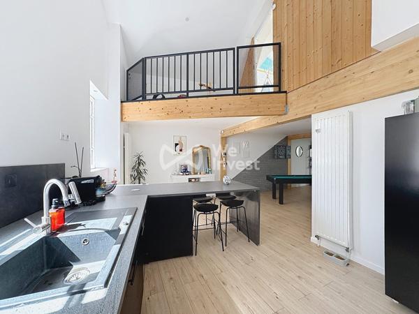 Maison de ville "coup de coeur" de 180 m2 avec garage de 145 m2.