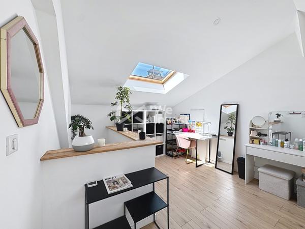 Maison de ville "coup de coeur" de 180 m2 avec garage de 145 m2.