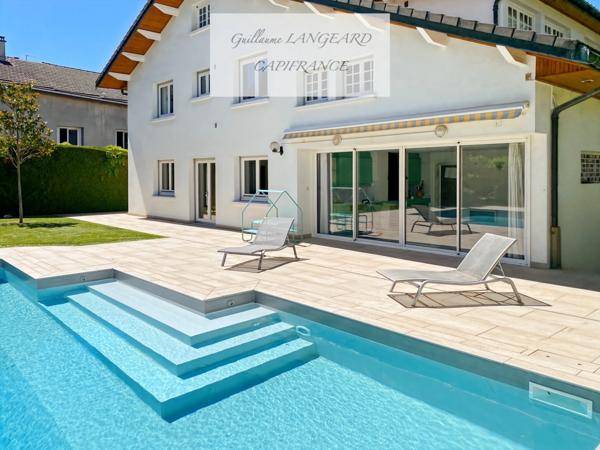 Maison d'exception en centre ville, 364 m2 et 1414 m2 de terrain - OYONNAX (01)