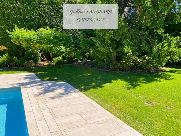 Maison d'exception en centre ville, 364 m2 et 1414 m2 de terrain - OYONNAX (01)