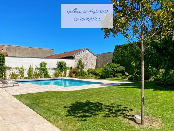 Maison d'exception en centre ville, 364 m2 et 1414 m2 de terrain - OYONNAX (01)