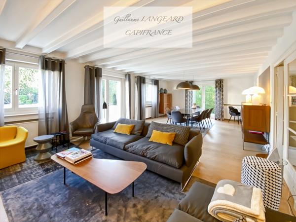 Maison d'exception en centre ville, 364 m2 et 1414 m2 de terrain - OYONNAX (01)