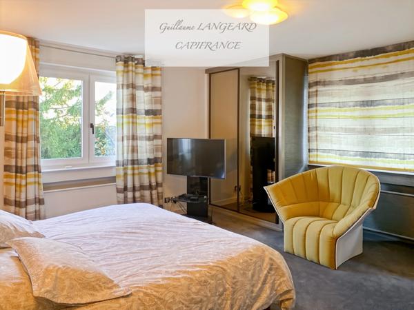 Maison d'exception en centre ville, 364 m2 et 1414 m2 de terrain - OYONNAX (01)