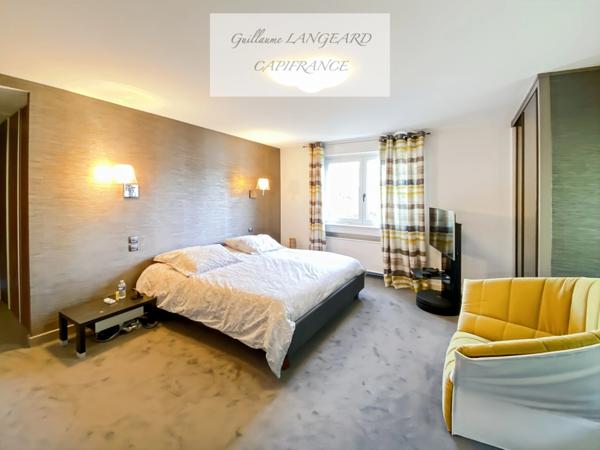 Maison d'exception en centre ville, 364 m2 et 1414 m2 de terrain - OYONNAX (01)