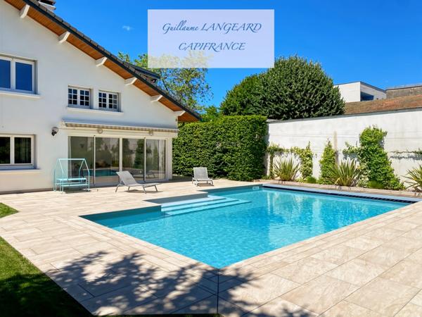 Maison d'exception en centre ville, 364 m2 et 1414 m2 de terrain - OYONNAX (01)