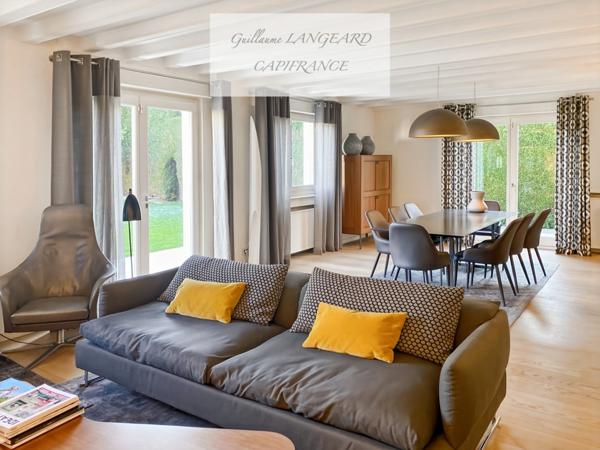 Maison d'exception en centre ville, 364 m2 et 1414 m2 de terrain - OYONNAX (01)