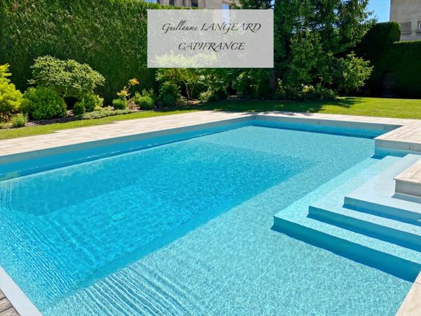 Maison d'exception en centre ville, 364 m2 et 1414 m2 de terrain - OYONNAX (01)