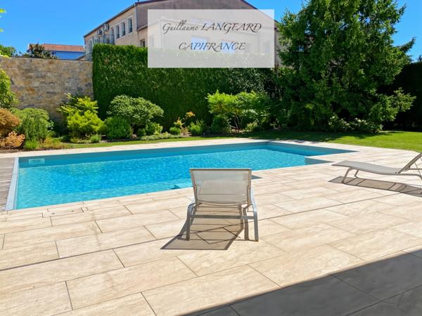 Maison d'exception en centre ville, 364 m2 et 1414 m2 de terrain - OYONNAX (01)