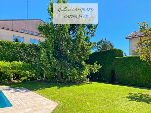 Maison d'exception en centre ville, 364 m2 et 1414 m2 de terrain - OYONNAX (01)