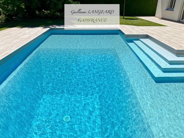 Maison d'exception en centre ville, 364 m2 et 1414 m2 de terrain - OYONNAX (01)