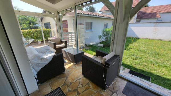 Centre ville  Mussidan  Maison  de 3 pièces principales véranda, garage et atelier cellier