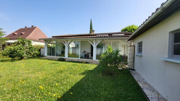 Centre ville  Mussidan  Maison  de 3 pièces principales véranda, garage et atelier cellier