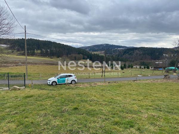 GRAZAC Terrain constructible de 1400 m2 environ avec vue sur les sucs