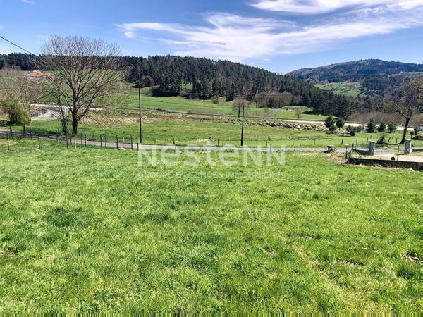 GRAZAC Terrain constructible de 1400 m2 environ avec vue sur les sucs