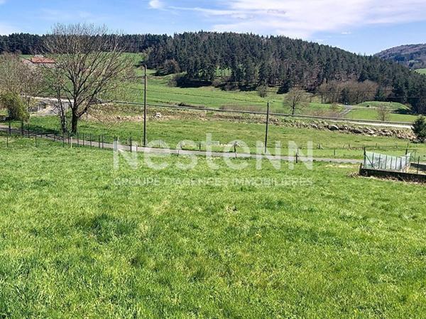 GRAZAC Terrain constructible de 1400 m2 environ avec vue sur les sucs
