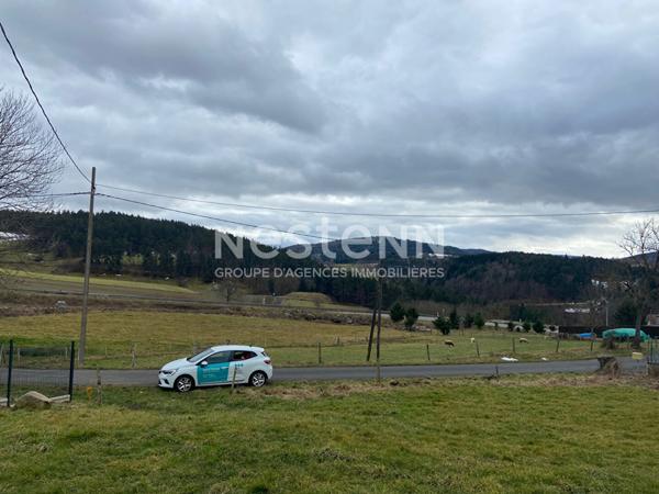 GRAZAC Terrain constructible de 1400 m2 environ avec vue sur les sucs