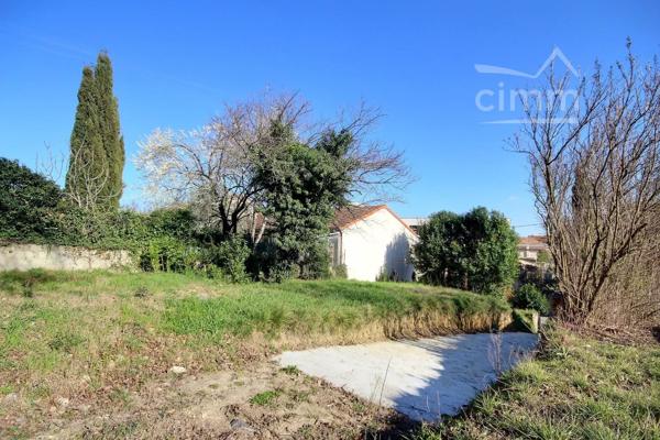 Découvrez ce terrain à bâtir de 1634 m² situé en zone UA sur la commune de LE TEIL.