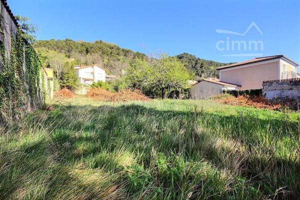 Découvrez ce terrain à bâtir de 1634 m² situé en zone UA sur la commune de LE TEIL.