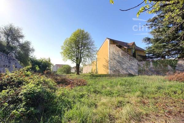 Découvrez ce terrain à bâtir de 1634 m² situé en zone UA sur la commune de LE TEIL.