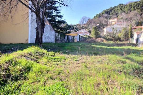 Découvrez ce terrain à bâtir de 1634 m² situé en zone UA sur la commune de LE TEIL.