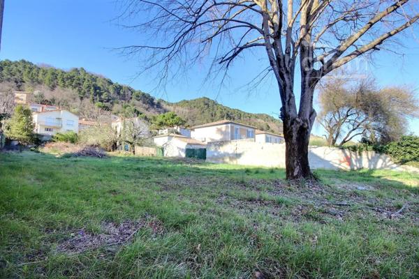 Découvrez ce terrain à bâtir de 1634 m² situé en zone UA sur la commune de LE TEIL.