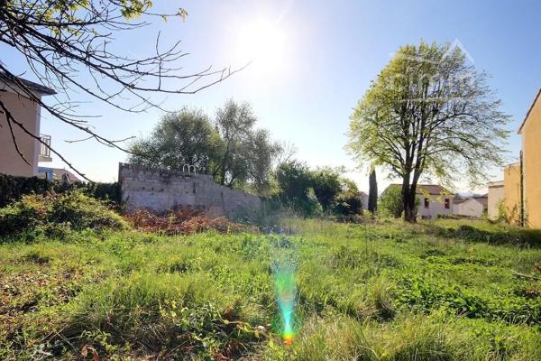 Découvrez ce terrain à bâtir de 1634 m² situé en zone UA sur la commune de LE TEIL.