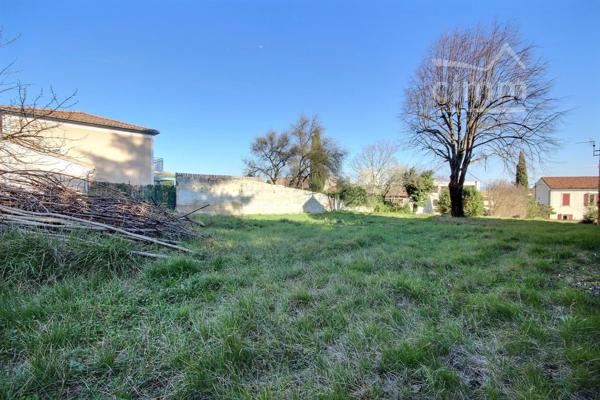 Découvrez ce terrain à bâtir de 1634 m² situé en zone UA sur la commune de LE TEIL.