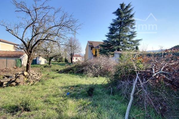 Découvrez ce terrain à bâtir de 1634 m² situé en zone UA sur la commune de LE TEIL.