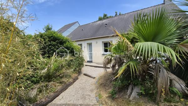 Découvrez cette maison de 150 m² habitables (161 m² au sol), nichée sur un terrain de près de 1000 m² entièrement clôturé et sans vis-à-vis, en impasse à proximité du cœur de ville de Nort-sur-Erdre, une commune prisée pour son cadre verdoyant, ses commodités et son dynamisme local.
Un espace de vie chaleureux et lumineux :
•	Une grande cuisine aménagée et équipée, ouverte sur un salon séjour spacieux, baigné de lumière.
•	Trois chambres et une salle d’eau pour un confort familial optimal.
Un potentiel unique :
•	Un espace de près de 30 m² au sol, avec une mezzanine de 12 m² et une salle d’eau, actuellement intégré à la maison. Ce volume, facilement cloisonnable, pourrait être transformé en : 
o	Un espace indépendant pour un adolescent en quête d’autonomie,
o	Un studio pour un projet de location saisonnière ou touristique,
o	Ou une extension de vie modulable selon vos besoins et envies.
Une maison à réinventer :
Cette propriété, pleine de charme et de potentiel, attend une famille souhaitant voir ses enfants grandir dans un cadre apaisant, en cœur de ville. 
Quelques travaux de rafraîchissement et d’amélioration énergétique permettront de sublimer ce lieu déjà accueillant.
Nort-sur-Erdre, un cadre de vie exceptionnel :
Ville dynamique de Loire-Atlantique, Nort-sur-Erdre allie nature préservée (bords de l’Erdre, sentiers de randonnée) et proximité des services (écoles, commerces, transports). Son environnement et son accès facile à Nantes en font un lieu de vie recherché.
Contactez moi pour une visite et laissez-vous séduire par le potentiel de cette maison !