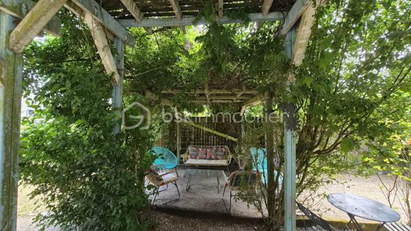 Découvrez cette maison de 150 m² habitables (161 m² au sol), nichée sur un terrain de près de 1000 m² entièrement clôturé et sans vis-à-vis, en impasse à proximité du cœur de ville de Nort-sur-Erdre, une commune prisée pour son cadre verdoyant, ses commodités et son dynamisme local.
Un espace de vie chaleureux et lumineux :
•	Une grande cuisine aménagée et équipée, ouverte sur un salon séjour spacieux, baigné de lumière.
•	Trois chambres et une salle d’eau pour un confort familial optimal.
Un potentiel unique :
•	Un espace de près de 30 m² au sol, avec une mezzanine de 12 m² et une salle d’eau, actuellement intégré à la maison. Ce volume, facilement cloisonnable, pourrait être transformé en : 
o	Un espace indépendant pour un adolescent en quête d’autonomie,
o	Un studio pour un projet de location saisonnière ou touristique,
o	Ou une extension de vie modulable selon vos besoins et envies.
Une maison à réinventer :
Cette propriété, pleine de charme et de potentiel, attend une famille souhaitant voir ses enfants grandir dans un cadre apaisant, en cœur de ville. 
Quelques travaux de rafraîchissement et d’amélioration énergétique permettront de sublimer ce lieu déjà accueillant.
Nort-sur-Erdre, un cadre de vie exceptionnel :
Ville dynamique de Loire-Atlantique, Nort-sur-Erdre allie nature préservée (bords de l’Erdre, sentiers de randonnée) et proximité des services (écoles, commerces, transports). Son environnement et son accès facile à Nantes en font un lieu de vie recherché.
Contactez moi pour une visite et laissez-vous séduire par le potentiel de cette maison !