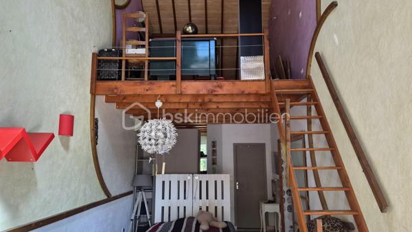 Découvrez cette maison de 150 m² habitables (161 m² au sol), nichée sur un terrain de près de 1000 m² entièrement clôturé et sans vis-à-vis, en impasse à proximité du cœur de ville de Nort-sur-Erdre, une commune prisée pour son cadre verdoyant, ses commodités et son dynamisme local.
Un espace de vie chaleureux et lumineux :
•	Une grande cuisine aménagée et équipée, ouverte sur un salon séjour spacieux, baigné de lumière.
•	Trois chambres et une salle d’eau pour un confort familial optimal.
Un potentiel unique :
•	Un espace de près de 30 m² au sol, avec une mezzanine de 12 m² et une salle d’eau, actuellement intégré à la maison. Ce volume, facilement cloisonnable, pourrait être transformé en : 
o	Un espace indépendant pour un adolescent en quête d’autonomie,
o	Un studio pour un projet de location saisonnière ou touristique,
o	Ou une extension de vie modulable selon vos besoins et envies.
Une maison à réinventer :
Cette propriété, pleine de charme et de potentiel, attend une famille souhaitant voir ses enfants grandir dans un cadre apaisant, en cœur de ville. 
Quelques travaux de rafraîchissement et d’amélioration énergétique permettront de sublimer ce lieu déjà accueillant.
Nort-sur-Erdre, un cadre de vie exceptionnel :
Ville dynamique de Loire-Atlantique, Nort-sur-Erdre allie nature préservée (bords de l’Erdre, sentiers de randonnée) et proximité des services (écoles, commerces, transports). Son environnement et son accès facile à Nantes en font un lieu de vie recherché.
Contactez moi pour une visite et laissez-vous séduire par le potentiel de cette maison !
