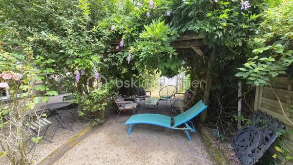 Découvrez cette maison de 150 m² habitables (161 m² au sol), nichée sur un terrain de près de 1000 m² entièrement clôturé et sans vis-à-vis, en impasse à proximité du cœur de ville de Nort-sur-Erdre, une commune prisée pour son cadre verdoyant, ses commodités et son dynamisme local.
Un espace de vie chaleureux et lumineux :
•	Une grande cuisine aménagée et équipée, ouverte sur un salon séjour spacieux, baigné de lumière.
•	Trois chambres et une salle d’eau pour un confort familial optimal.
Un potentiel unique :
•	Un espace de près de 30 m² au sol, avec une mezzanine de 12 m² et une salle d’eau, actuellement intégré à la maison. Ce volume, facilement cloisonnable, pourrait être transformé en : 
o	Un espace indépendant pour un adolescent en quête d’autonomie,
o	Un studio pour un projet de location saisonnière ou touristique,
o	Ou une extension de vie modulable selon vos besoins et envies.
Une maison à réinventer :
Cette propriété, pleine de charme et de potentiel, attend une famille souhaitant voir ses enfants grandir dans un cadre apaisant, en cœur de ville. 
Quelques travaux de rafraîchissement et d’amélioration énergétique permettront de sublimer ce lieu déjà accueillant.
Nort-sur-Erdre, un cadre de vie exceptionnel :
Ville dynamique de Loire-Atlantique, Nort-sur-Erdre allie nature préservée (bords de l’Erdre, sentiers de randonnée) et proximité des services (écoles, commerces, transports). Son environnement et son accès facile à Nantes en font un lieu de vie recherché.
Contactez moi pour une visite et laissez-vous séduire par le potentiel de cette maison !