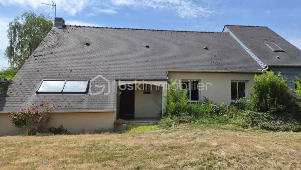 Découvrez cette maison de 150 m² habitables (161 m² au sol), nichée sur un terrain de près de 1000 m² entièrement clôturé et sans vis-à-vis, en impasse à proximité du cœur de ville de Nort-sur-Erdre, une commune prisée pour son cadre verdoyant, ses commodités et son dynamisme local.
Un espace de vie chaleureux et lumineux :
•	Une grande cuisine aménagée et équipée, ouverte sur un salon séjour spacieux, baigné de lumière.
•	Trois chambres et une salle d’eau pour un confort familial optimal.
Un potentiel unique :
•	Un espace de près de 30 m² au sol, avec une mezzanine de 12 m² et une salle d’eau, actuellement intégré à la maison. Ce volume, facilement cloisonnable, pourrait être transformé en : 
o	Un espace indépendant pour un adolescent en quête d’autonomie,
o	Un studio pour un projet de location saisonnière ou touristique,
o	Ou une extension de vie modulable selon vos besoins et envies.
Une maison à réinventer :
Cette propriété, pleine de charme et de potentiel, attend une famille souhaitant voir ses enfants grandir dans un cadre apaisant, en cœur de ville. 
Quelques travaux de rafraîchissement et d’amélioration énergétique permettront de sublimer ce lieu déjà accueillant.
Nort-sur-Erdre, un cadre de vie exceptionnel :
Ville dynamique de Loire-Atlantique, Nort-sur-Erdre allie nature préservée (bords de l’Erdre, sentiers de randonnée) et proximité des services (écoles, commerces, transports). Son environnement et son accès facile à Nantes en font un lieu de vie recherché.
Contactez moi pour une visite et laissez-vous séduire par le potentiel de cette maison !