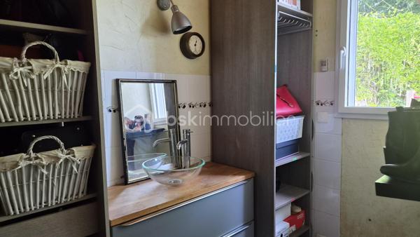 Découvrez cette maison de 150 m² habitables (161 m² au sol), nichée sur un terrain de près de 1000 m² entièrement clôturé et sans vis-à-vis, en impasse à proximité du cœur de ville de Nort-sur-Erdre, une commune prisée pour son cadre verdoyant, ses commodités et son dynamisme local.
Un espace de vie chaleureux et lumineux :
•	Une grande cuisine aménagée et équipée, ouverte sur un salon séjour spacieux, baigné de lumière.
•	Trois chambres et une salle d’eau pour un confort familial optimal.
Un potentiel unique :
•	Un espace de près de 30 m² au sol, avec une mezzanine de 12 m² et une salle d’eau, actuellement intégré à la maison. Ce volume, facilement cloisonnable, pourrait être transformé en : 
o	Un espace indépendant pour un adolescent en quête d’autonomie,
o	Un studio pour un projet de location saisonnière ou touristique,
o	Ou une extension de vie modulable selon vos besoins et envies.
Une maison à réinventer :
Cette propriété, pleine de charme et de potentiel, attend une famille souhaitant voir ses enfants grandir dans un cadre apaisant, en cœur de ville. 
Quelques travaux de rafraîchissement et d’amélioration énergétique permettront de sublimer ce lieu déjà accueillant.
Nort-sur-Erdre, un cadre de vie exceptionnel :
Ville dynamique de Loire-Atlantique, Nort-sur-Erdre allie nature préservée (bords de l’Erdre, sentiers de randonnée) et proximité des services (écoles, commerces, transports). Son environnement et son accès facile à Nantes en font un lieu de vie recherché.
Contactez moi pour une visite et laissez-vous séduire par le potentiel de cette maison !