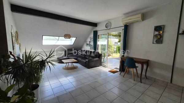 Découvrez cette maison de 150 m² habitables (161 m² au sol), nichée sur un terrain de près de 1000 m² entièrement clôturé et sans vis-à-vis, en impasse à proximité du cœur de ville de Nort-sur-Erdre, une commune prisée pour son cadre verdoyant, ses commodités et son dynamisme local.
Un espace de vie chaleureux et lumineux :
•	Une grande cuisine aménagée et équipée, ouverte sur un salon séjour spacieux, baigné de lumière.
•	Trois chambres et une salle d’eau pour un confort familial optimal.
Un potentiel unique :
•	Un espace de près de 30 m² au sol, avec une mezzanine de 12 m² et une salle d’eau, actuellement intégré à la maison. Ce volume, facilement cloisonnable, pourrait être transformé en : 
o	Un espace indépendant pour un adolescent en quête d’autonomie,
o	Un studio pour un projet de location saisonnière ou touristique,
o	Ou une extension de vie modulable selon vos besoins et envies.
Une maison à réinventer :
Cette propriété, pleine de charme et de potentiel, attend une famille souhaitant voir ses enfants grandir dans un cadre apaisant, en cœur de ville. 
Quelques travaux de rafraîchissement et d’amélioration énergétique permettront de sublimer ce lieu déjà accueillant.
Nort-sur-Erdre, un cadre de vie exceptionnel :
Ville dynamique de Loire-Atlantique, Nort-sur-Erdre allie nature préservée (bords de l’Erdre, sentiers de randonnée) et proximité des services (écoles, commerces, transports). Son environnement et son accès facile à Nantes en font un lieu de vie recherché.
Contactez moi pour une visite et laissez-vous séduire par le potentiel de cette maison !