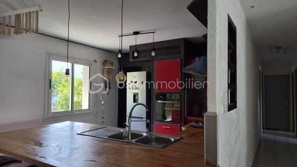 Découvrez cette maison de 150 m² habitables (161 m² au sol), nichée sur un terrain de près de 1000 m² entièrement clôturé et sans vis-à-vis, en impasse à proximité du cœur de ville de Nort-sur-Erdre, une commune prisée pour son cadre verdoyant, ses commodités et son dynamisme local.
Un espace de vie chaleureux et lumineux :
•	Une grande cuisine aménagée et équipée, ouverte sur un salon séjour spacieux, baigné de lumière.
•	Trois chambres et une salle d’eau pour un confort familial optimal.
Un potentiel unique :
•	Un espace de près de 30 m² au sol, avec une mezzanine de 12 m² et une salle d’eau, actuellement intégré à la maison. Ce volume, facilement cloisonnable, pourrait être transformé en : 
o	Un espace indépendant pour un adolescent en quête d’autonomie,
o	Un studio pour un projet de location saisonnière ou touristique,
o	Ou une extension de vie modulable selon vos besoins et envies.
Une maison à réinventer :
Cette propriété, pleine de charme et de potentiel, attend une famille souhaitant voir ses enfants grandir dans un cadre apaisant, en cœur de ville. 
Quelques travaux de rafraîchissement et d’amélioration énergétique permettront de sublimer ce lieu déjà accueillant.
Nort-sur-Erdre, un cadre de vie exceptionnel :
Ville dynamique de Loire-Atlantique, Nort-sur-Erdre allie nature préservée (bords de l’Erdre, sentiers de randonnée) et proximité des services (écoles, commerces, transports). Son environnement et son accès facile à Nantes en font un lieu de vie recherché.
Contactez moi pour une visite et laissez-vous séduire par le potentiel de cette maison !