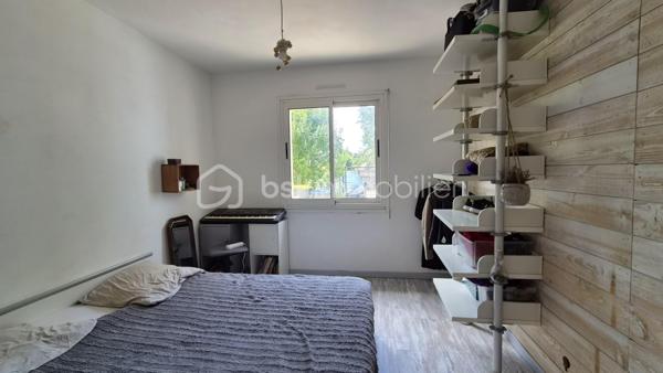Découvrez cette maison de 150 m² habitables (161 m² au sol), nichée sur un terrain de près de 1000 m² entièrement clôturé et sans vis-à-vis, en impasse à proximité du cœur de ville de Nort-sur-Erdre, une commune prisée pour son cadre verdoyant, ses commodités et son dynamisme local.
Un espace de vie chaleureux et lumineux :
•	Une grande cuisine aménagée et équipée, ouverte sur un salon séjour spacieux, baigné de lumière.
•	Trois chambres et une salle d’eau pour un confort familial optimal.
Un potentiel unique :
•	Un espace de près de 30 m² au sol, avec une mezzanine de 12 m² et une salle d’eau, actuellement intégré à la maison. Ce volume, facilement cloisonnable, pourrait être transformé en : 
o	Un espace indépendant pour un adolescent en quête d’autonomie,
o	Un studio pour un projet de location saisonnière ou touristique,
o	Ou une extension de vie modulable selon vos besoins et envies.
Une maison à réinventer :
Cette propriété, pleine de charme et de potentiel, attend une famille souhaitant voir ses enfants grandir dans un cadre apaisant, en cœur de ville. 
Quelques travaux de rafraîchissement et d’amélioration énergétique permettront de sublimer ce lieu déjà accueillant.
Nort-sur-Erdre, un cadre de vie exceptionnel :
Ville dynamique de Loire-Atlantique, Nort-sur-Erdre allie nature préservée (bords de l’Erdre, sentiers de randonnée) et proximité des services (écoles, commerces, transports). Son environnement et son accès facile à Nantes en font un lieu de vie recherché.
Contactez moi pour une visite et laissez-vous séduire par le potentiel de cette maison !