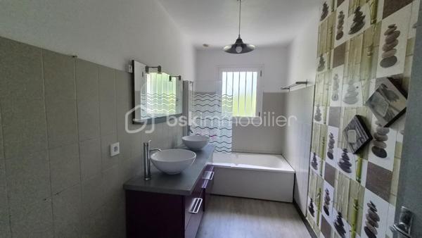 Découvrez cette maison de 150 m² habitables (161 m² au sol), nichée sur un terrain de près de 1000 m² entièrement clôturé et sans vis-à-vis, en impasse à proximité du cœur de ville de Nort-sur-Erdre, une commune prisée pour son cadre verdoyant, ses commodités et son dynamisme local.
Un espace de vie chaleureux et lumineux :
•	Une grande cuisine aménagée et équipée, ouverte sur un salon séjour spacieux, baigné de lumière.
•	Trois chambres et une salle d’eau pour un confort familial optimal.
Un potentiel unique :
•	Un espace de près de 30 m² au sol, avec une mezzanine de 12 m² et une salle d’eau, actuellement intégré à la maison. Ce volume, facilement cloisonnable, pourrait être transformé en : 
o	Un espace indépendant pour un adolescent en quête d’autonomie,
o	Un studio pour un projet de location saisonnière ou touristique,
o	Ou une extension de vie modulable selon vos besoins et envies.
Une maison à réinventer :
Cette propriété, pleine de charme et de potentiel, attend une famille souhaitant voir ses enfants grandir dans un cadre apaisant, en cœur de ville. 
Quelques travaux de rafraîchissement et d’amélioration énergétique permettront de sublimer ce lieu déjà accueillant.
Nort-sur-Erdre, un cadre de vie exceptionnel :
Ville dynamique de Loire-Atlantique, Nort-sur-Erdre allie nature préservée (bords de l’Erdre, sentiers de randonnée) et proximité des services (écoles, commerces, transports). Son environnement et son accès facile à Nantes en font un lieu de vie recherché.
Contactez moi pour une visite et laissez-vous séduire par le potentiel de cette maison !