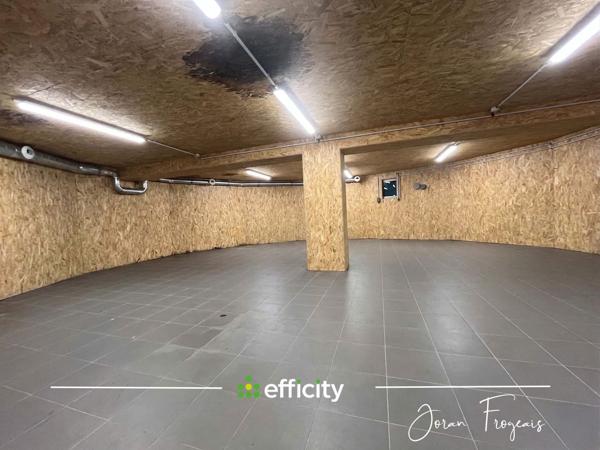 Local Commercial
        
        - 227 m² 648 000 € *