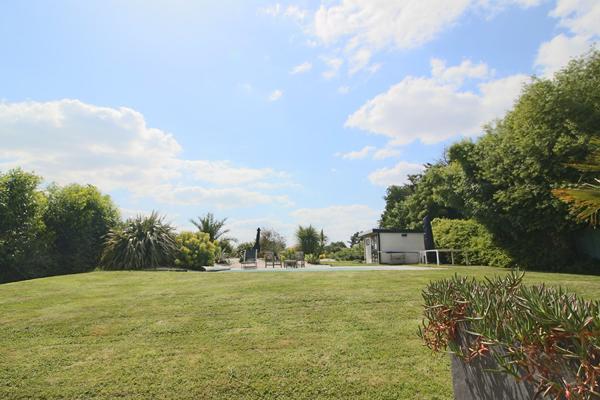 Maison de plain pied Donges campagne 4 pièces, 3 chambres de 103.07 m², piscine, grand jardin clos