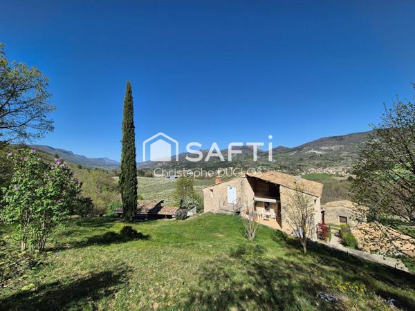 Spacieuse bastide en pierres avec dépendances et jardin paysager.